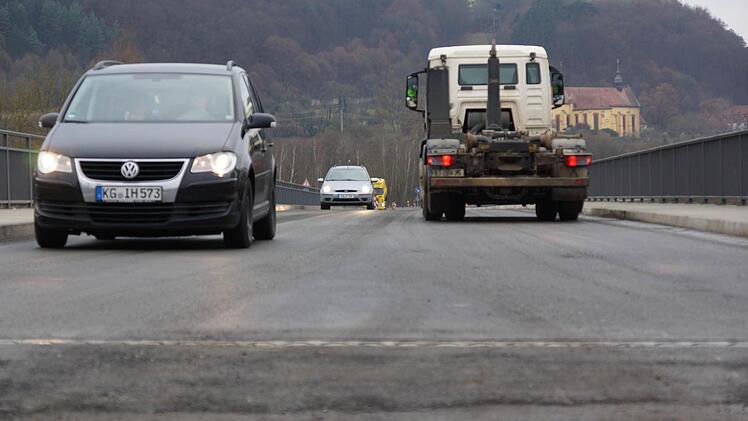 Die ersten Autos fahren über die Brücke. Foto: Arkadius Guzy