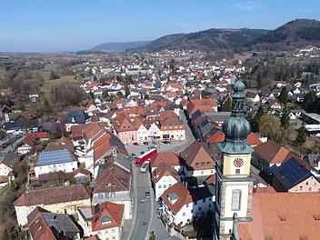 Der Begegnungsverkehr im Zentrum Stadtsteinachs ist gefährlich für Fußgänger und bedarf schneller Lösungen. Foto: Ingo Bär