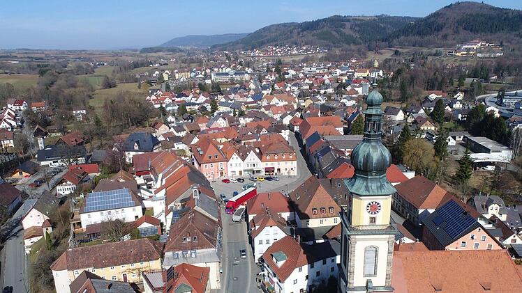 Der Begegnungsverkehr im Zentrum Stadtsteinachs ist gefährlich für Fußgänger und bedarf schneller Lösungen. Foto: Ingo Bär
