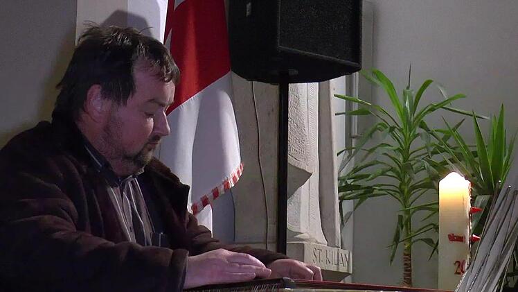 Pfarrer Michael Erhart spielte an der Zither herrliche Volksweisen.Christian Licha