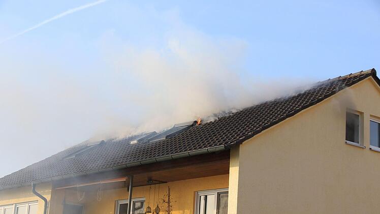 Am Dienstagnachmittag ist in Memmelsdorf ein Dachstuhl in Brand geraten. Foto: NEWS5 / Merzbach