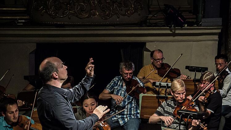 Roland Kluttig dirigierte Mendelssohns 3. Sinfonie beim Concertino im Landestheater.Foto: Jochen Berger