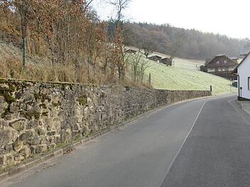 Bald kann mit der Sanierung und Instandsetzung der Stützmauer in der Grüner Straße begonnen werden. Dafür wird eine patentierte Sanierungstechnik angewandt.  Foto: K.- H. Hofmann