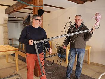 Architekt Georg Leyh und Bauherr Reinhard Grasse (von links) mit dem vom Kreisheimatpfleger geschmiedeten Ausleger. Foto: Andreas Dorsch