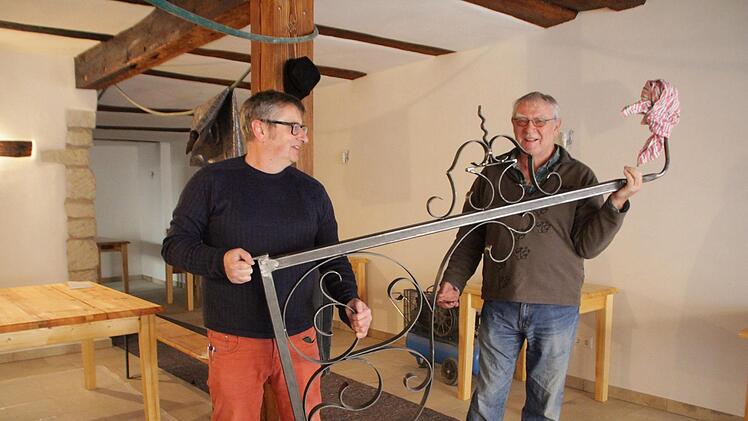 Architekt Georg Leyh und Bauherr Reinhard Grasse (von links) mit dem vom Kreisheimatpfleger geschmiedeten Ausleger. Foto: Andreas Dorsch