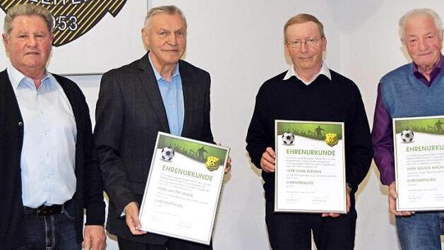 Verdiente FSVler unter sich: Vorsitzender Hans Br&uuml;ckner mit den neuen Ehrenmitgliedern Walter Kraus, Hans Zebunke und Georg Amon (von links)  Foto: Martina Drossel