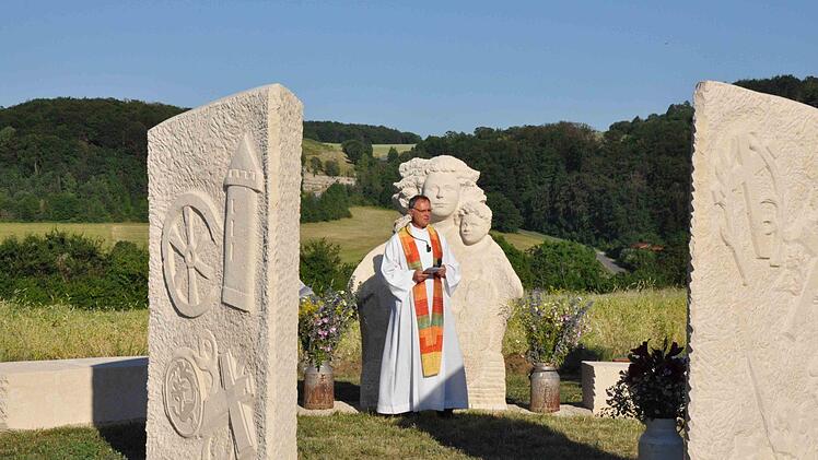 Den Festgottesdienst unter freiem Himmel zelebrierte Stadtpfarrer Georg Birkel von der Pfarrei St. Kilian, Bad Staffelstein. Foto: Mathias H. Walther