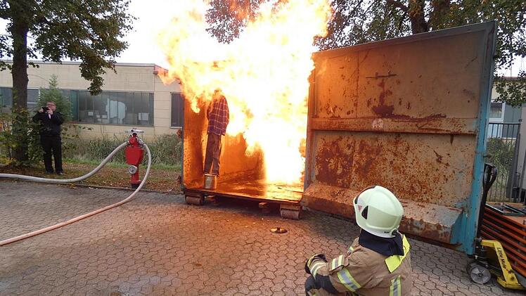 Was passiert, wenn man eine brennende Pfanne mit hei&szlig;em Fett mit Wasser l&ouml;scht, verdeutlichte die Feuerwehr den Besuchern anschaulich.