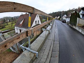 Ein provisorischer Bretterzaun sichert die Fußgänger in der Parksiedlung.  Die Straße soll aber ein stabiles Geländer bekommen. Ursprünglich sollte  die Lieferung vom Marktgemeinderat in öffentlicher Sitzung vergeben werden.  Das Thema wurde dann allerdings hinter verschlossenen Türen behandelt.  Foto: Dieter Britz