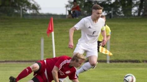 Luis Schenk (rechts) tr&auml;gt in der kommenden Saison das Trikot der DJK Dampfach. Foto: privat