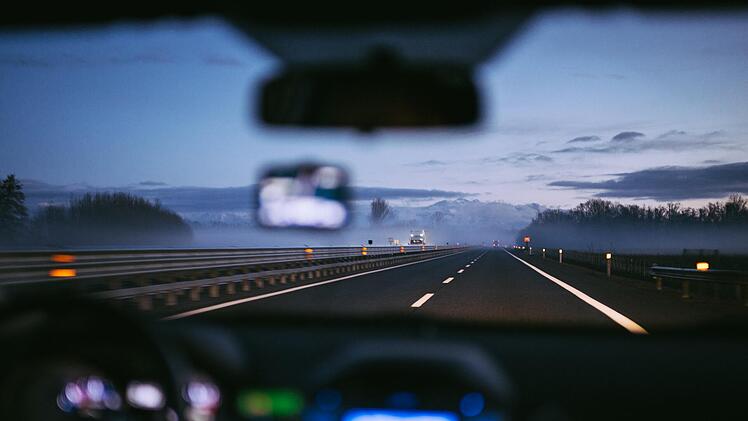 Am 27.03. gegen 01.44 fuhr ein Kleintransporter auf einen Lkw. Die Fahrbahn wurde dabei stark verschmutzt.