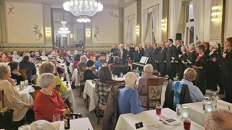 Der herrschaftliche Kaisersaal des Hotels Kaiserhof Victoria in Bad Kissingen war mit mehr als 60 Zugezogenen und 30 Sängerinnen und Sängern bis auf den letzten Platz belegt.