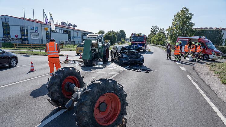 Spektakulärer Unfall auf der B22 bei Burgebrach: Traktor verliert Vorderachse bei Kollision