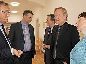 Generalkonservator Pfeil (Zweiter von rechts) im Gespräch mit OB Starke (l.) und Gebietsreferentin Annette Faber. Im Hintergrund Stiftungsreferent Felix (2. v. l.) und Musikschulleiter Erzfeld. Foto: Stadt Bamberg