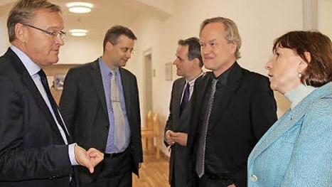 Generalkonservator Pfeil (Zweiter von rechts) im Gespräch mit OB Starke (l.) und Gebietsreferentin Annette Faber. Im Hintergrund Stiftungsreferent Felix (2. v. l.) und Musikschulleiter Erzfeld. Foto: Stadt Bamberg
