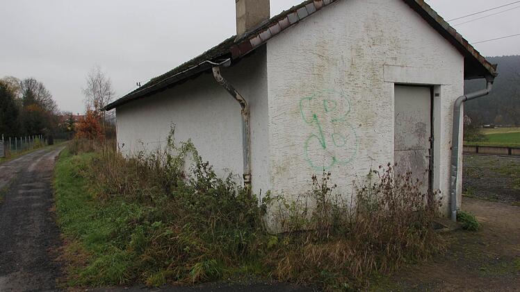Rund um das alte Unterstellhäuschen wuchert Unkraut. (Foto: Friedwald Schedel)