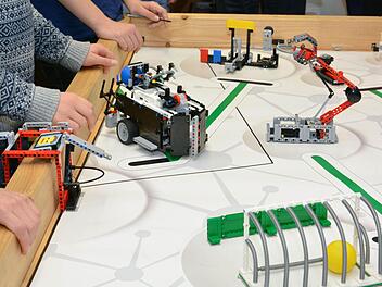 Mit ihrem "Blackbot" konnten die Schüler des Münnerstädter Gymnasiums bei einem Wettbewerb in Würzburg überzeugen. Er orientiert sich anhand von farbigen Markierungen und mittels Farbsenoren auf dem Spielfeld.  Foto: Björn Hein