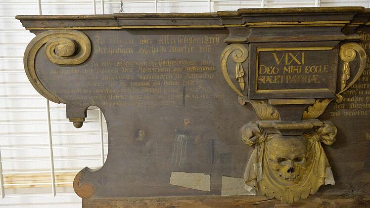 Dieses Epitaph stammt aus einer Kirche. Welche das ist, will Alexander Süß noch herausfinden. Foto: Ronald Rinklef