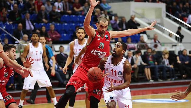 Der Bamberger Aufbauspieler Brad Wanamaker (r.) bleibt an Alexey Zhukanenko h&auml;ngen und verliert den Ball. Foto: Evgeniy Nasonov