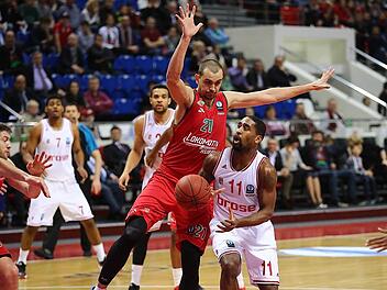 Der Bamberger Aufbauspieler Brad Wanamaker (r.) bleibt an Alexey Zhukanenko hängen und verliert den Ball. Foto: Evgeniy Nasonov