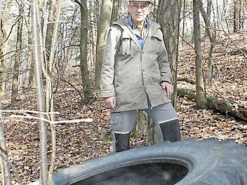 Anton Bach zeigt den Altreifen in seinem Wald. Foto: Arnold Nöth