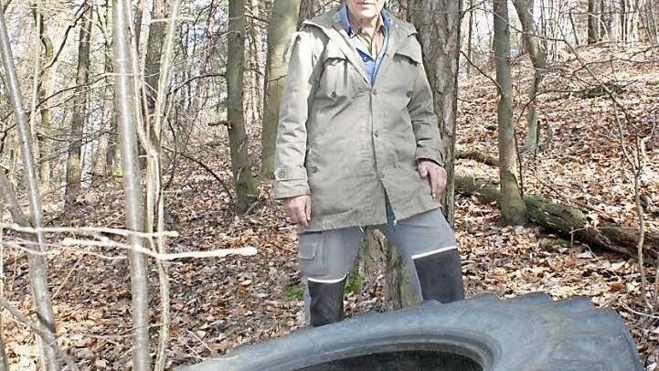 Anton Bach zeigt den Altreifen in seinem Wald. Foto: Arnold Nöth