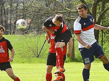 Daniel Warzecha (rechts), Spielertrainer der SG Neuenmarkt II/Wirsberg, gewinnt ein Kopfballduell. Am Ende musste er mit seinem Team eine 0:7-Schlappe gegen die SG Rugendorf/Losau einstecken. Foto: Monika Limmer