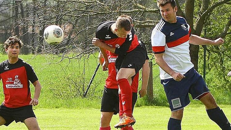 Daniel Warzecha (rechts), Spielertrainer der SG Neuenmarkt II/Wirsberg, gewinnt ein Kopfballduell. Am Ende musste er mit seinem Team eine 0:7-Schlappe gegen die SG Rugendorf/Losau einstecken. Foto: Monika Limmer
