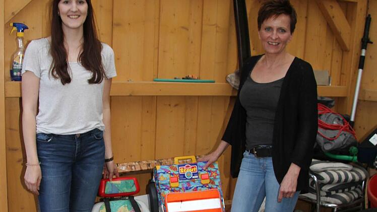 Momentan lagern Sophia und Heike Druse Dinge, die Menschen für die Flüchtlinge abgeben, in ihrem Carport. Doch der Verein "Kulmbach ist bunt" sucht dringend eine Unterstellmöglichkeit. Foto: Sonny Adam