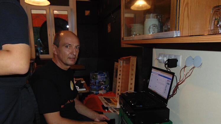 Jochen Gundelfinger liest begeisterte Facebook Kommentare vor. Foto: Petra Malbrich