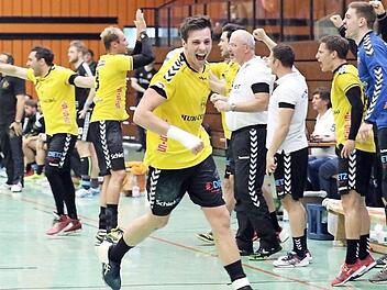 Nikola Franke und seine Teamkollegen lassen nach dem Schlusspfiff am Samstagabend ihren Emotionen freien Lauf.  Foto: Iris Bilek