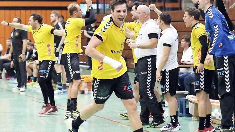 Nikola Franke und seine Teamkollegen lassen nach dem Schlusspfiff am Samstagabend ihren Emotionen freien Lauf.  Foto: Iris Bilek