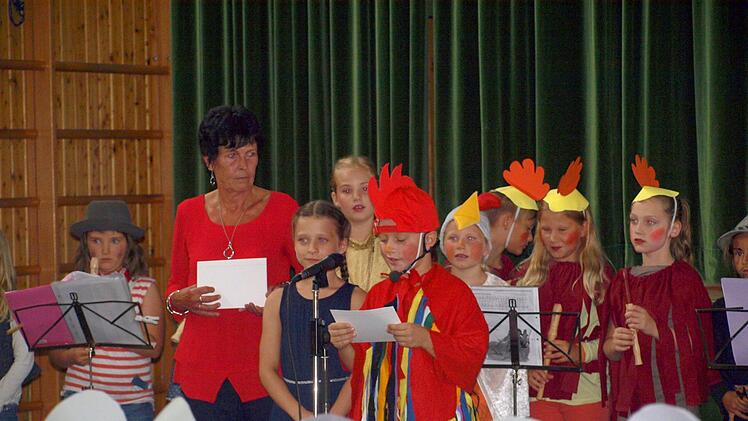 Die beiden Schulsprecher Leon Schmidt (Hahn) und Anna Pfadenhauer (daneben) begrüßten die zahlreichen Eltern und Verwandten in der Rodachtalhalle. Foto: Susanne Deuerling