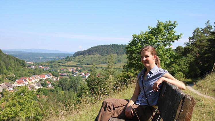 Aglaia Abel bei einer Begehung der Magerrasen oberhalb von Sulzthal. Foto: Ralf Ruppert