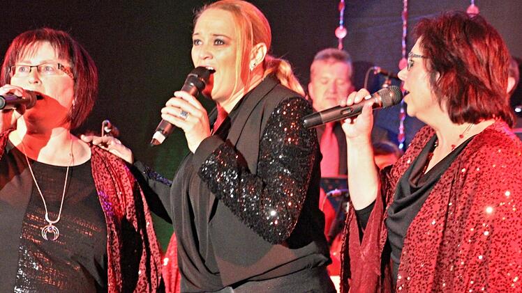 Kaybee Cashmore (Mitte) mit zwei Solistinnen von "Praising People" gemeinsam.Helmut Will