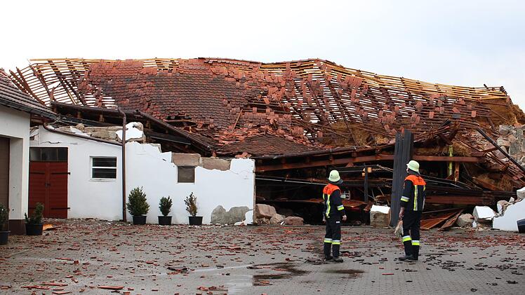 Im Pommersfeldener Ortsteil Wind ist eine Scheune komplett eingestürzt.Evi Seeger