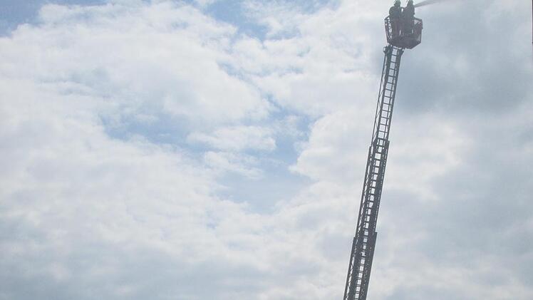 Aus 30 Meter Höhe wird das Feuer bekämpft.Foto: Winfried Ehling