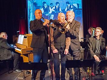 Die Musiker (von links) Heinrich Rossmann (Klavier), Achim Bohlender (Klarinette), Heye Villechner (Schlagzeug, Gesang), Toni Ketterle (Kornett, Gesang, Moderation), Leopold Gmelch (Tuba) und Erwin Gregg (Posaune) von der Jazzband "Heye"s Society" bereiteten ihrem Publikum mit ihrem Auftritt beim Kulturamt Haßfurt live in der Rathaushalle einen heiteren Nachmittag mit Jazz aus New Orleans und Chicago.  Ulrike Langer