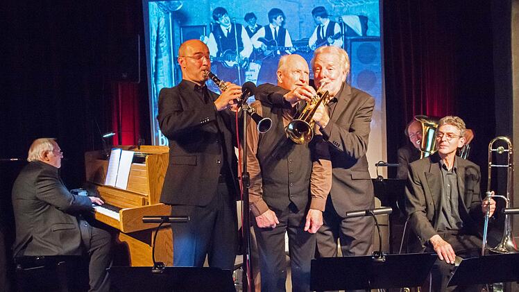 Die Musiker (von links) Heinrich Rossmann (Klavier), Achim Bohlender (Klarinette), Heye Villechner (Schlagzeug, Gesang), Toni Ketterle (Kornett, Gesang, Moderation), Leopold Gmelch (Tuba) und Erwin Gregg (Posaune) von der Jazzband "Heye"s Society" bereiteten ihrem Publikum mit ihrem Auftritt beim Kulturamt Haßfurt live in der Rathaushalle einen heiteren Nachmittag mit Jazz aus New Orleans und Chicago.  Ulrike Langer