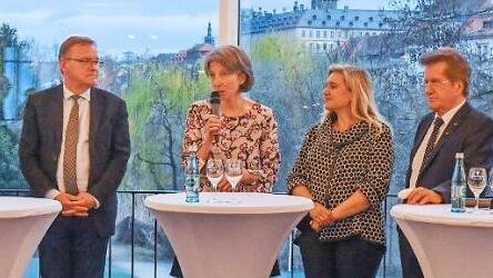Die Diskussionsteilnehmer (von links) Patrick Püttner, Andreas Starke, Sonja Weigand, Melanie Huml, Friedrich Herdan und Thomas Zimmer in der Konzerthalle Foto: Roland Rinklef