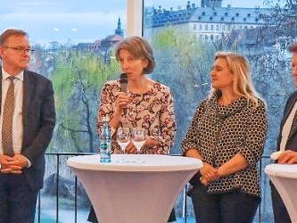 Die Diskussionsteilnehmer (von links) Patrick Püttner, Andreas Starke, Sonja Weigand, Melanie Huml, Friedrich Herdan und Thomas Zimmer in der Konzerthalle Foto: Roland Rinklef