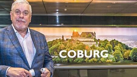 Symbolische Handlung: Die Stecker braucht's gar nicht mehr, denn Coburg leuchtet schon hinter Oberbürgermeister Norbert Tessmer im Berliner Hauptbahnhof. Foto: MIKA-Fotografie