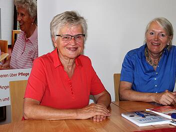 Demenzhelferin Martina Dresel und Rosi Schmitt berichten, dass es zwar Mut erfordert, aber sich mit fremden Demenzerkrankten auseinander zu setzen. Aber dass man als ehrenamtlicher Helfer von den Patienten auch viel zurück bekomme. Foto: Evi Seeger