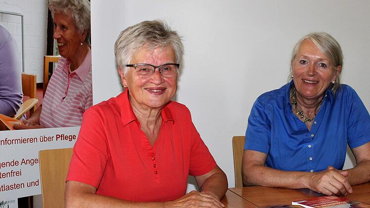 Demenzhelferin Martina Dresel und Rosi Schmitt berichten, dass es zwar Mut erfordert, aber sich mit fremden Demenzerkrankten auseinander zu setzen. Aber dass man als ehrenamtlicher Helfer von den Patienten auch viel zurück bekomme. Foto: Evi Seeger