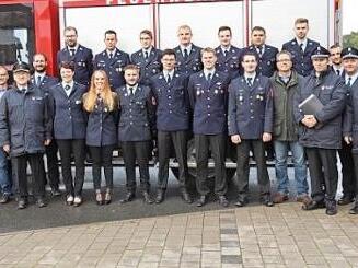 Die Feuerwehrler bei der &Uuml;bung (oben) und nach der Verleihung der Leistungsabzeichen Fotos: privat