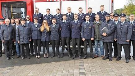 Die Feuerwehrler bei der &Uuml;bung (oben) und nach der Verleihung der Leistungsabzeichen Fotos: privat