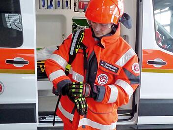 Die Johanniter möchten alle ehrenamtlichen Helfer im Bevölkerungsschutz mit modernen Helmen und robusten Schutzhandschuhen ausrüsten. Foto: privat