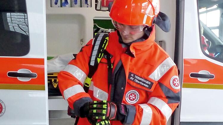 Die Johanniter möchten alle ehrenamtlichen Helfer im Bevölkerungsschutz mit modernen Helmen und robusten Schutzhandschuhen ausrüsten. Foto: privat