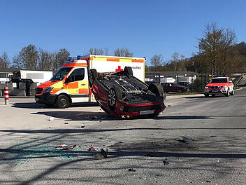 Im Landkreis Coburg ist ein 71-J&auml;hriger mit seinem Auto schwer verungl&uuml;ckt.