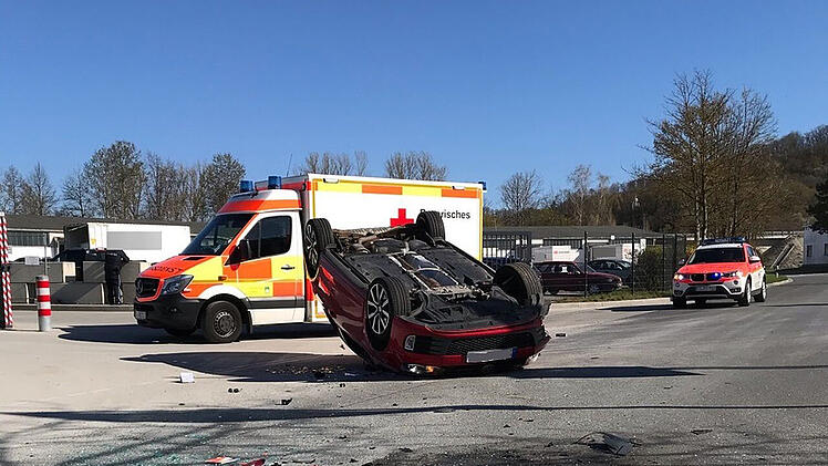Im Landkreis Coburg ist ein 71-J&auml;hriger mit seinem Auto schwer verungl&uuml;ckt.